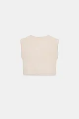 Top corto de punto color beige claro, con cuello redondo y mangas cortas tipo hombrera.