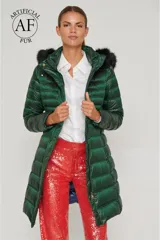 Campera puffer larga color verde esmeralda con acabado satinado, cierre frontal, capucha con borde de piel sintética negra y ajuste entallado.