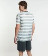 Conjunto de pijama masculino compuesto por una remera de cuello redondo y mangas cortas con estampado de rayas horizontales finas, y una bermuda lisa con cintura elástica.