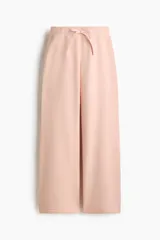 Pantalón deportivo de felpa color rosado, con bajo levemente acampanado, cintura estándar con elástico revestido y cordón ajustable.
