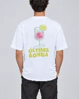 Remera negra de algodón peinado, de corte recto y mangas cortas. En la espalda presenta una estampa intervenida a mano que ilustra una copa de trago y la leyenda "Última Ronda" en color amarillo.