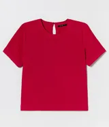 Blusa fucsia de manga corta con cuello redondo pespunteado, diseño sin estampa y efecto airflow con textura sutil. Cuenta con abertura trasera tipo gota y cierre con botón.