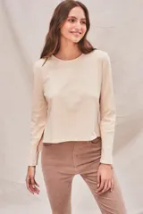 Remera de manga larga color terracota, con textura acanalada y cuello redondo.