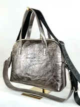 Cartera tipo bowling de cuero genuino color peltre con textura craquelada. Tiene doble asa corta de cuero y correa larga de cinta con logo de la marca.