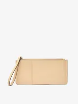 Monedero grande de piel bovina color beige, con cierre de cremallera, correa de muñeca, bolsillo frontal y tarjetero en la parte trasera.