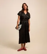 Vestido midi celeste con estampado jacquard, escote en V cruzado, manga corta y cinturón con elástico.