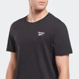 Remera Reebok Identity Classic de hombre, color negro, con cuello redondo y manga corta. Presenta un pequeño logo de Reebok bordado en blanco en el pecho.