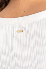 Top blanco de morley con mangas cortas y escote redondo amplio.