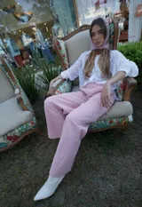 Pantalón de vestir rosa de corte recto.