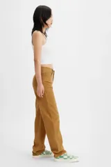 Pantalón de pana color mostaza, de corte ancho y tiro medio.