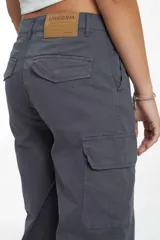 Pantalón cargo color marrón de gabardina, corte recto y tiro medio.