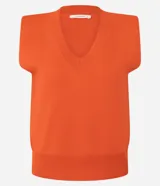 Chaleco de tricot naranja con escote en V profundo, hombreras internas y terminaciones acanaladas en cuello, sisas y bajo.