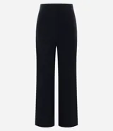 Pantalón de corte recto confeccionado en tejido de punto con cintura elástica. Presenta un diseño básico y versátil de tiro medio.