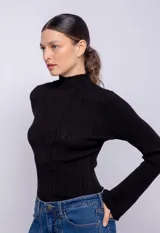 Polera roja de tejido de punto acanalado, con cuello alto y mangas largas acampanadas.