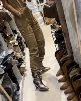 Botines dorados de cuero vacuno con punta fina y tacón aguja.