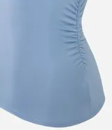 Top sin mangas negro, ajustado al cuerpo, con cuello alto y sutiles drapeados laterales.