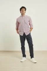 Pantalón chino de hombre color verde oliva, corte slim, con cierre de botón y cremallera.