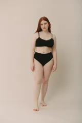 Bombacha vedetina negra de tiro alto, confeccionada en algodón suave, con faja en la cintura para un calce cómodo y delicado.