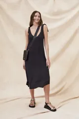 Vestido largo negro de morley con breteles finos con nudo y escote en V.