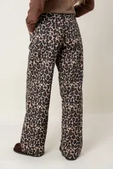 Pantalón de corte recto con estampado animal print de leopardo. Cuenta con bolsillos traseros y una etiqueta de cuero con el logo de la marca en uno de ellos.