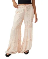 Pantalón palazzo color crema con estampado floral en tonos rosados y detalles de encaje en los ruedos.