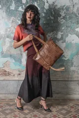 Bolso de mano color caramelo, con textura tipo piel de cocodrilo, doble asa corta y correa larga desmontable.