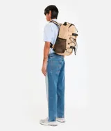 Mochila negra Carhartt WIP modelo Kickflip, con correas ajustables con hebilla en el frente, bolsillo lateral de red y logo bordado en blanco.