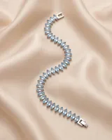 Pulsera de acero con diseño de eslabones engarzados con circonias en corte marquise de color azul claro.