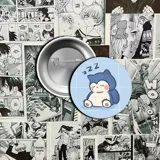 Pin con el diseño de una pokeball, con el frente rojo y blanco y un círculo negro con centro blanco.