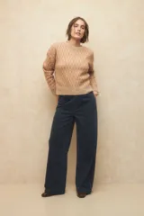 Sweater color beige con diseño de jacquard a dos tonos, de manga larga y cuello a la base.