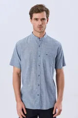 Camisa de lino y algodón de manga corta, color negro, con cuello mao, cierre frontal con botones y bolsillo ojal en el pecho.