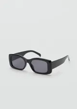 Lentes de sol con armazón rectangular de policarbonato negro y cristales oscuros.