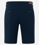 Bermuda masculina de sarga color rosa, corte slim, con bolsillos laterales y cierre con botón y cremallera.