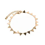 Pulsera dorada con cadena de eslabones y dijes triangulares.