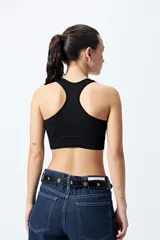 Top deportivo blanco de diseño seamless con escote en V y breteles anchos.