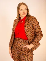 Blazer marrón con estampado animal print, de corte clásico y solapas de muesca.