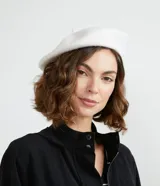 Boina femenina de estilo clásico confeccionada en lana batida, con diseño liso y sin estampados.