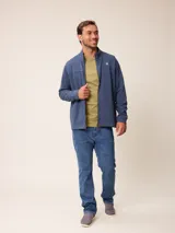 Buzo de cuello alto con cierre frontal completo, confeccionado en tejido de algodón y poliéster. Presenta un diseño liso en color azul melange con un pequeño logo bordado en el pecho y bolsillos laterales.