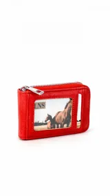 Tarjetero de diseño compacto en color tostado, con cierre perimetral metálico y visor frontal transparente para identificación o tarjetas.