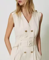 Vestido camisero midi color crema confeccionado en popelina de algodón con cierre cruzado y botones con logo, escote en pico, cierres de mosquetón en el hombro y cinturón a juego.