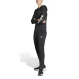 Conjunto deportivo Adidas negro, compuesto por un hoodie con capucha y un pantalón de jogging. Ambos con logo de Adidas en color blanco.