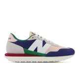 Championes New Balance modelo 237 de dama, con capellada de gamuza y tela en colores rosa, azul, verde, gris y blanco.