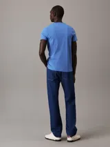 Remera azul de algodón elástico, corte slim, cuello redondo y parche con logo de Calvin Klein en el pecho.