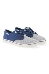 Championes de lona bajos con cordones, combinan diseño liso en color azul marino en el talón con patrón de rayas marineras blancas y azules en la puntera y la lengüeta.