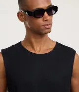 Musculosa negra de corte regular con textura de punto y escote redondo (canoa).