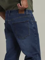 Pantalón de jean azul claro, corte recto, con bolsillos delanteros y traseros.