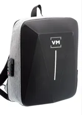 Mochila urbana con carcasa frontal rígida de color negro con diseño geométrico y logo 'VM' en blanco. Los laterales y la espalda son de tela gris jaspeada. Incluye un candado de combinación de tres dígitos integrado en el lateral.