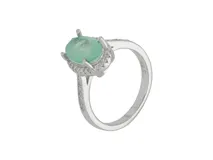 Anillo de plata 925 con cristal ovalado de color verde y circonias engarzadas en el contorno. El talle es 14 y se puede adaptar.