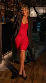 Vestido corto de fiesta color rojo, confeccionado en tul con brillos, sin mangas y corte ajustado.