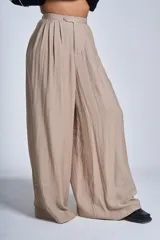 Pantalón sastrero blanco de corte palazzo, con cintura alta, elástico en la parte trasera y botón frontal.